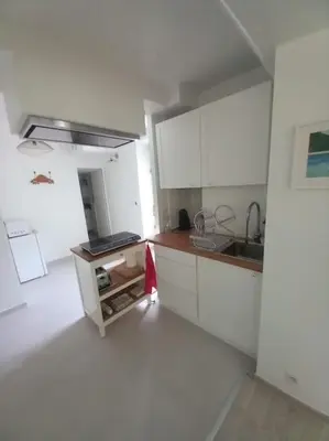 Cuisine ou kitchenette dans l'établissement Beau studio dans un cadre exceptionnel de verdure