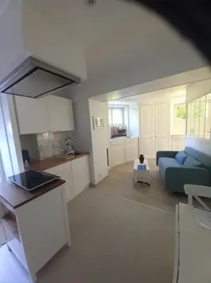 Cuisine ou kitchenette dans l'établissement Beau studio dans un cadre exceptionnel de verdure