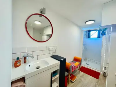 Salle de bains dans l'établissement La Petite Eole - Déco 70's, Entre Rouen et Dieppe