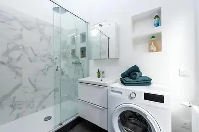 Salle de bains dans l'établissement Plein centre, Parking privé et securisé hors SUV , 1 lit et 1 couchage d'appoint pour enfant