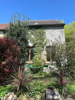 Jardin de l'établissement Charmante dépendance avec jardin