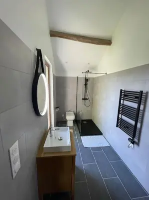 Salle de bains dans l'établissement Charmante dépendance avec jardin