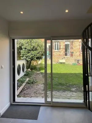 Jardin de l'établissement Charmante dépendance avec jardin
