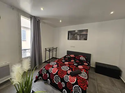 Un ou plusieurs lits dans un hébergement de l'établissement 1 Studio Cosy avec WIFI Meulan EN Y