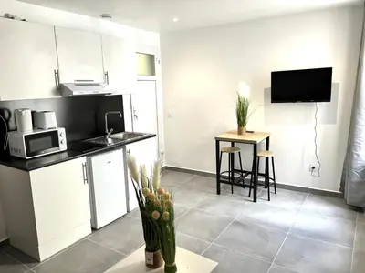 Cuisine ou kitchenette dans l'établissement 1 Studio Cosy avec WIFI Meulan EN Y
