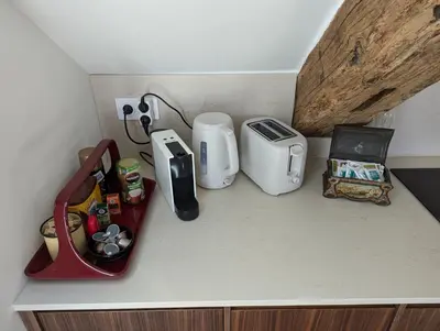 Plateau bouilloire dans l'établissement Chantilly sous les toits