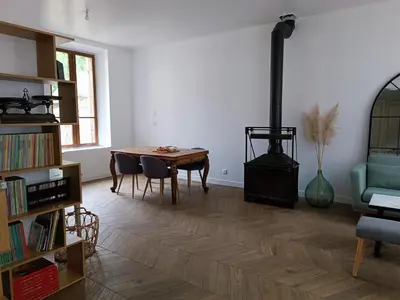 Bibliothèque dans le séjour chez l'habitant