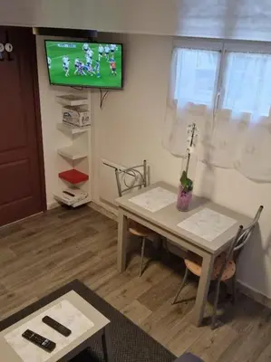 Télévision ou salle de divertissement dans l'établissement Charmant logement à Déville proche université