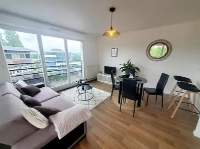 Coin salon dans l'établissement Le Repère de l'ESSEC - T3, Parking, Fibre, Gare RER A à 5mn