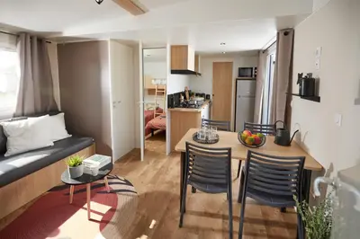 Cuisine ou kitchenette dans l'établissement Camping Les Voiles