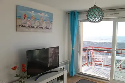 Télévision ou salle de divertissement dans l'établissement MAGNIFIQUE APPARTEMENT et AVEC VUE SUR MER
