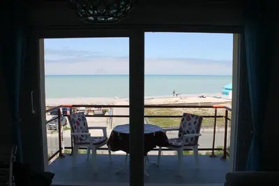 Vue générale sur la mer ou vue sur la mer prise depuis l'appartement