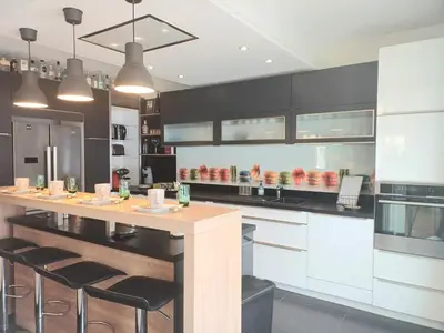 Cuisine ou kitchenette dans l'établissement Le Central - Vue Place Jeanne Hachette