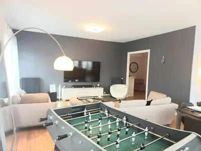 Télévision ou salle de divertissement dans l'établissement Le Central - Vue Place Jeanne Hachette