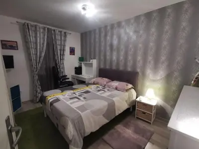Un ou plusieurs lits dans un hébergement de l'établissement Appart 42 m2 à 1 min de l'A13 conforme photos, place de parking gratuite, wifi