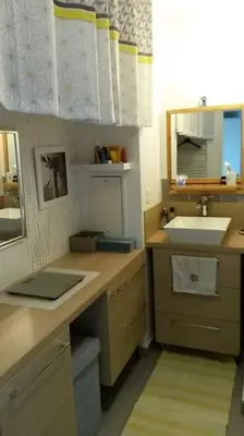 Cuisine ou kitchenette dans l'établissement Appart 42 m2 à 1 min de l'A13 conforme photos, place de parking gratuite, wifi