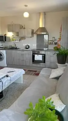 Cuisine ou kitchenette dans l'établissement Appart 42 m2 à 1 min de l'A13 conforme photos, place de parking gratuite, wifi
