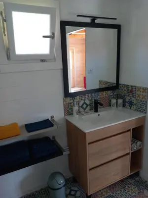 Salle de bains dans l'établissement Cottage Maupassant