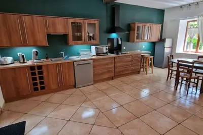 Cuisine ou kitchenette dans l'établissement La Sérénité des Arbres