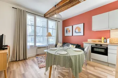 Cuisine ou kitchenette dans l'établissement Rafael F2 Bourgeois avec Jardin