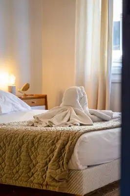 Un ou plusieurs lits dans un hébergement de l'établissement Victoria magnifique appartement spa vue cathédrale