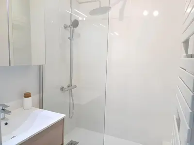 Salle de bains dans l'établissement Proche CHU - 4 couchages - Parking gratuit - Local vélo