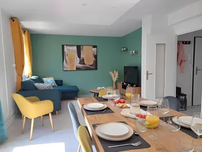 Télévision ou salle de divertissement dans l'établissement Proche CHU - 4 couchages - Parking gratuit - Local vélo