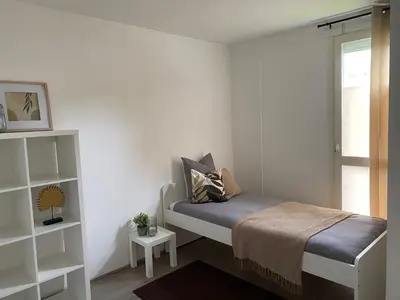 Un ou plusieurs lits dans un hébergement de l'établissement Maison Spacieuse et Confortable 100m2 avec Jardin