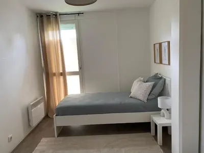 Un ou plusieurs lits dans un hébergement de l'établissement Maison Spacieuse et Confortable 100m2 avec Jardin