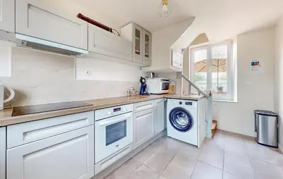 Cuisine ou kitchenette dans l'établissement 4 Bedroom Gorgeous Home In Saint-Vaast-D'equiquev