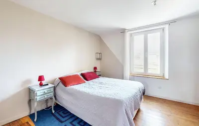 Un ou plusieurs lits dans un hébergement de l'établissement 4 Bedroom Gorgeous Home In Saint-Vaast-D'equiquev