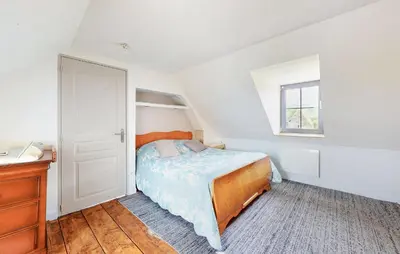 Un ou plusieurs lits dans un hébergement de l'établissement 4 Bedroom Gorgeous Home In Saint-Vaast-D'equiquev