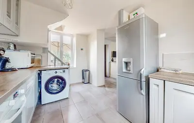 Cuisine ou kitchenette dans l'établissement 4 Bedroom Gorgeous Home In Saint-Vaast-D'equiquev