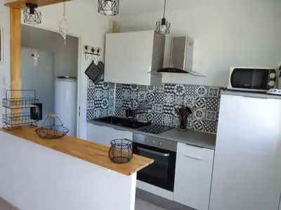 Cuisine ou kitchenette dans l'établissement Les baigneurs apt très calme 2 chambres 58 m2 parking privé et balcon