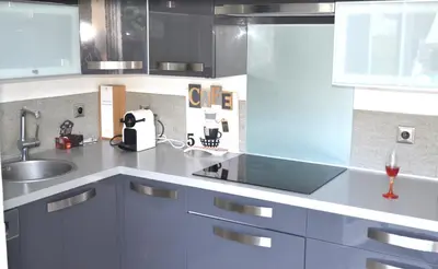 Cuisine ou kitchenette dans l'établissement Spassionnement pool