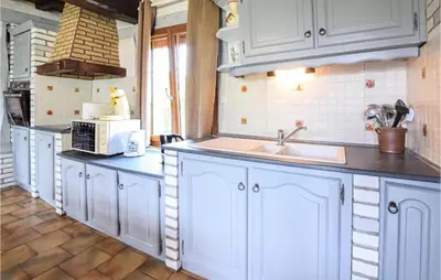 Cuisine ou kitchenette dans l'établissement 2 Bedroom Lovely Home In Marques