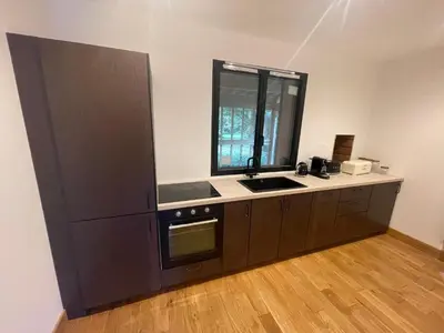 Cuisine ou kitchenette dans l'établissement Suite climatisée de 120 m2 avec spa de nage, sauna et balnéo