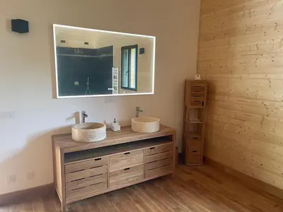 Salle de bains dans l'établissement Suite climatisée de 120 m2 avec spa de nage, sauna et balnéo