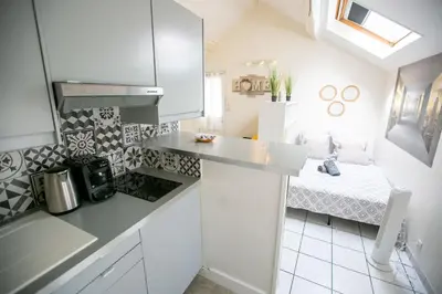 Cuisine ou kitchenette dans l'établissement L'Evasion - coeur de ville - WIFI - Gare
