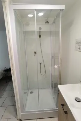 Salle de bains dans l'établissement Studio 1 - Métro Europe Rouen