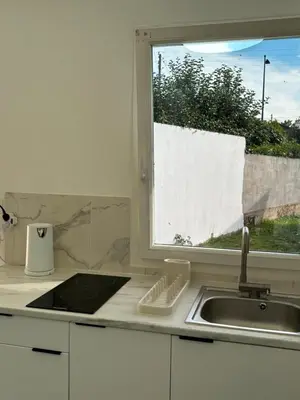 Cuisine ou kitchenette dans l'établissement Maison à Mantes la jolie