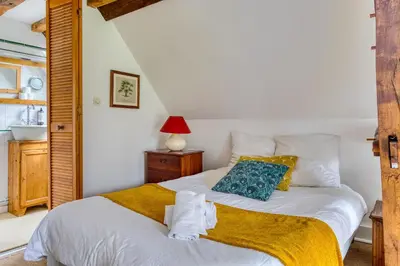 Un ou plusieurs lits dans un hébergement de l'établissement Gîte le Clos Saint Lucien - Fêtes Mariages Week end en Normandie