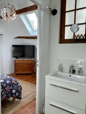 Télévision ou salle de divertissement dans l'établissement La petite Maison en Normandie