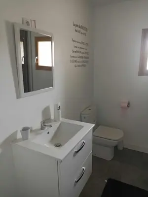 Salle de bains dans l'établissement maison 2 chambres 4 lits 15mn Aéroport de Beauvais 5mn du château de la trye