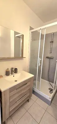 Salle de bains dans l'établissement F2 en centre ville proche gare