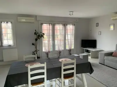 Télévision ou salle de divertissement dans l'établissement Appartement spacieux à Pierrelaye avec vue sur jardin, 83 m²
