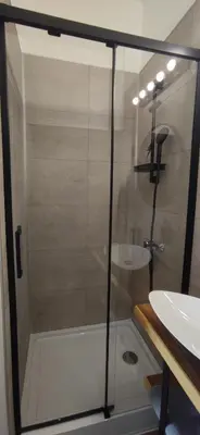Salle de bains dans l'établissement HUBLOT Studio vue port