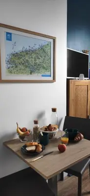 Télévision ou salle de divertissement dans l'établissement HUBLOT Studio vue port