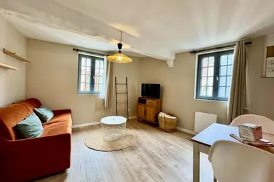 Télévision ou salle de divertissement dans l'établissement Julia un véritable cocon au coeur de la ville
