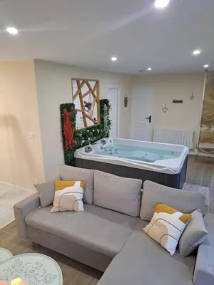 Coin salon dans l'établissement Loveroom - Les suites d'Élise - Gîte Agathe